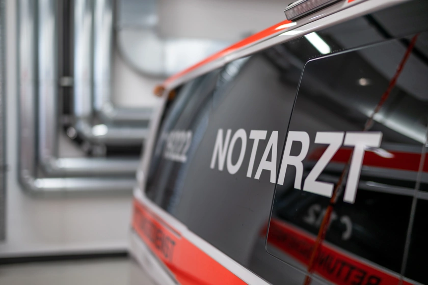 Symbolbild Notarzteinsatzfahrzeug. Notarztbeschriftung auf Autoscheibe zu sehen.
